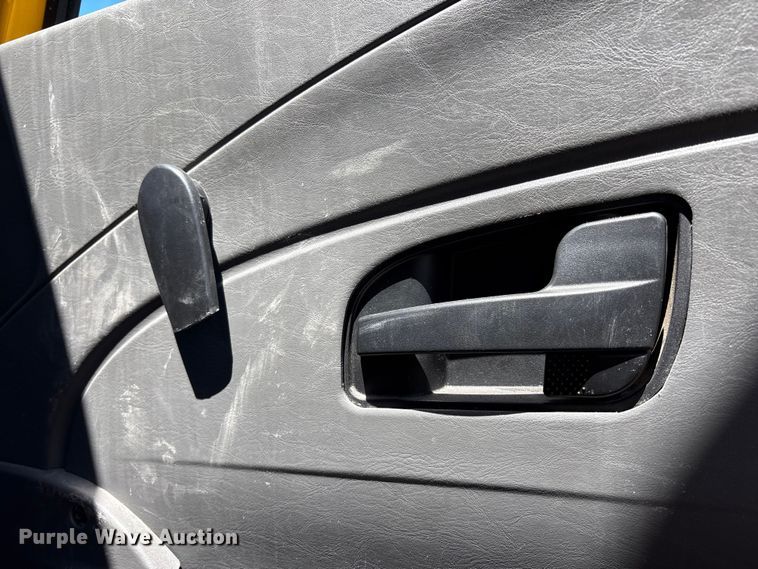 image for item YA2223 2019 International 4300 box truck