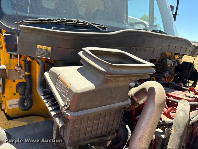 image for item YA2223 2019 International 4300 box truck