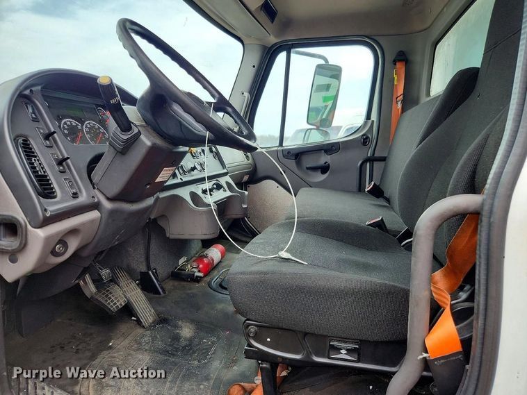 image for item YA2610 2020 Freightliner Business Class M2 box truck