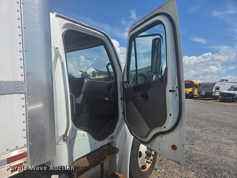 image for item YA2610 2020 Freightliner Business Class M2 box truck