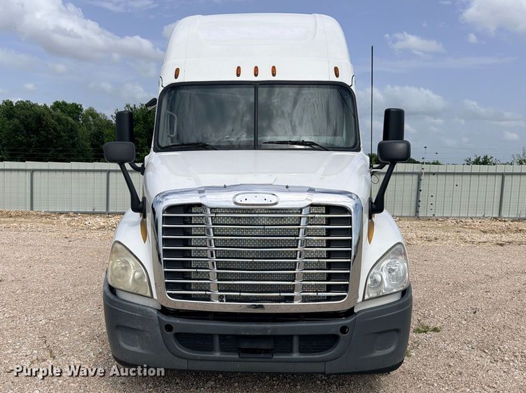 image for item YA2787 2019 Freightliner Cascadia semi truck