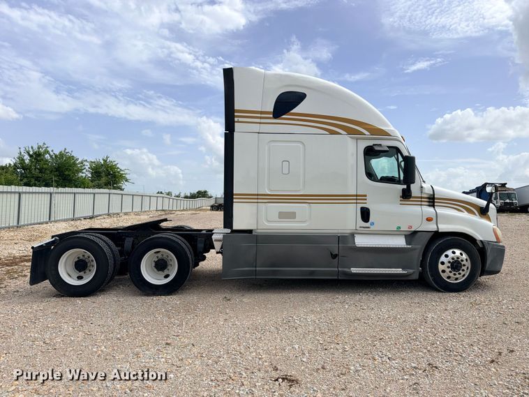 image for item YA2787 2019 Freightliner Cascadia semi truck