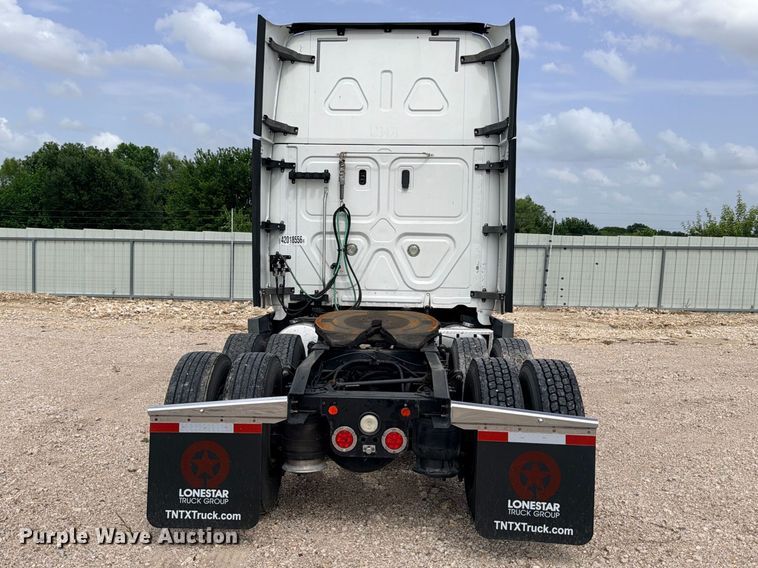 image for item YA2787 2019 Freightliner Cascadia semi truck
