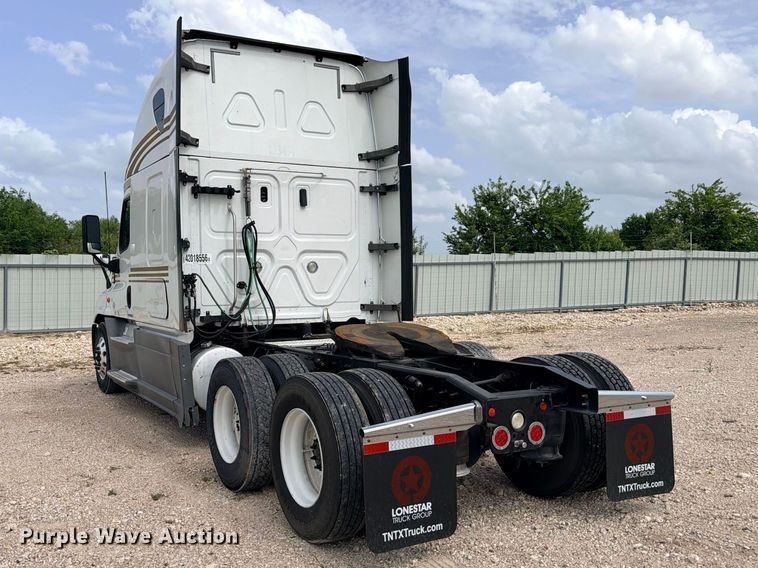 image for item YA2787 2019 Freightliner Cascadia semi truck
