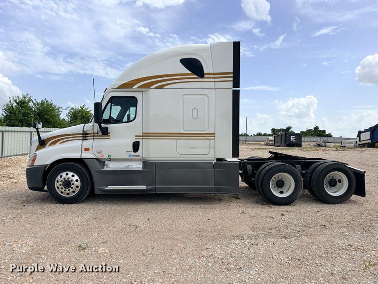 image for item YA2787 2019 Freightliner Cascadia semi truck