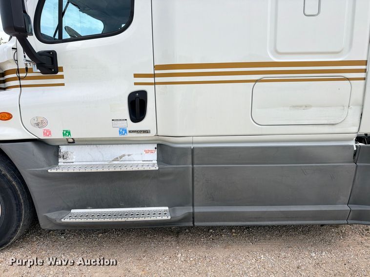 image for item YA2787 2019 Freightliner Cascadia semi truck