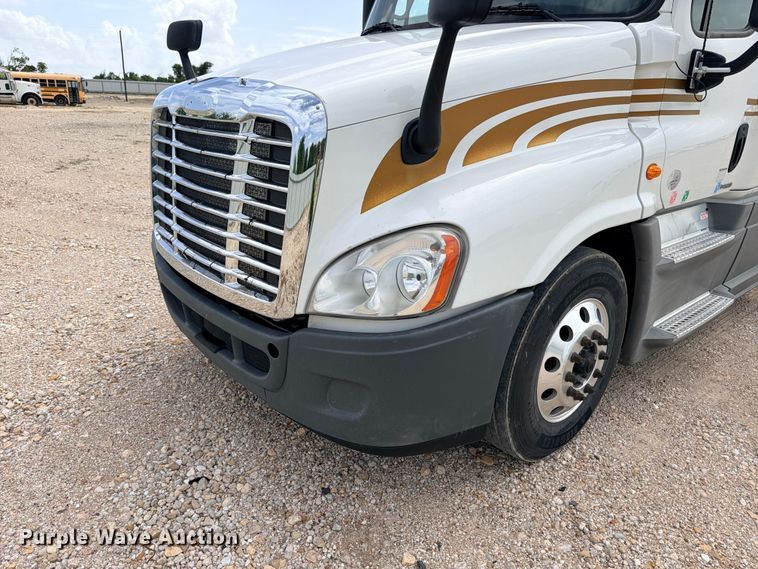 image for item YA2787 2019 Freightliner Cascadia semi truck