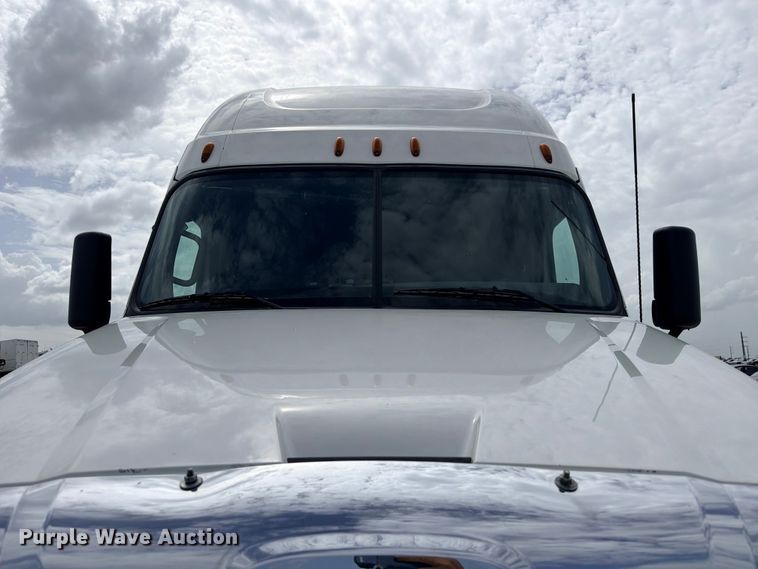 image for item YA2787 2019 Freightliner Cascadia semi truck