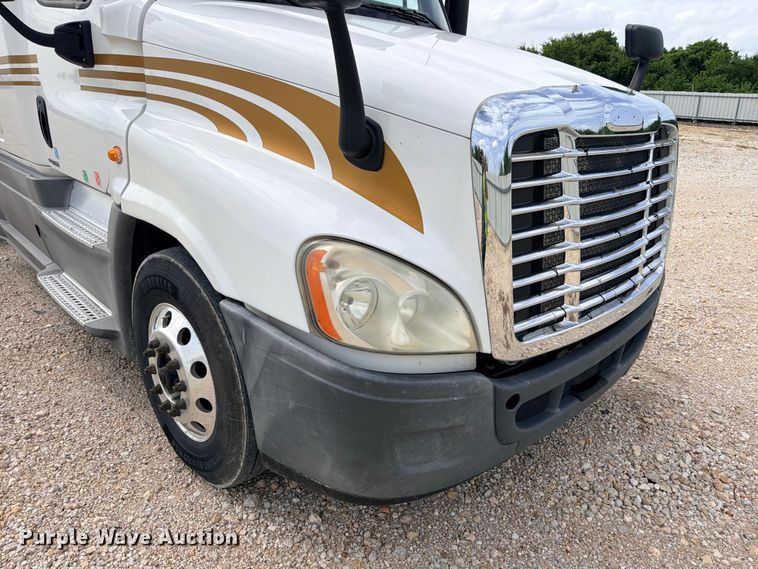 image for item YA2787 2019 Freightliner Cascadia semi truck