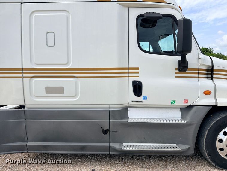 image for item YA2787 2019 Freightliner Cascadia semi truck