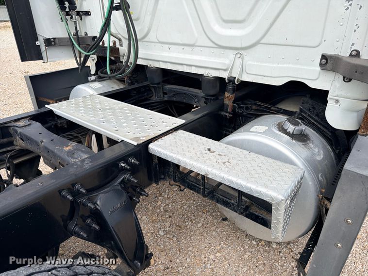 image for item YA2787 2019 Freightliner Cascadia semi truck