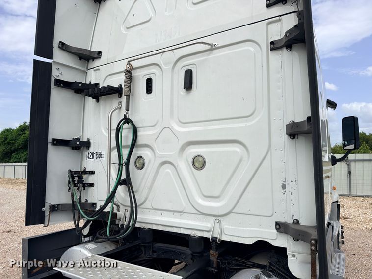 image for item YA2787 2019 Freightliner Cascadia semi truck
