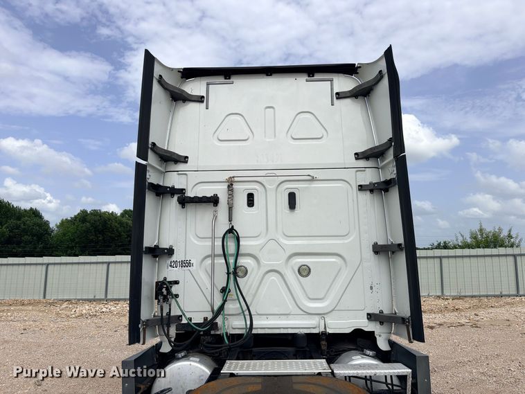image for item YA2787 2019 Freightliner Cascadia semi truck