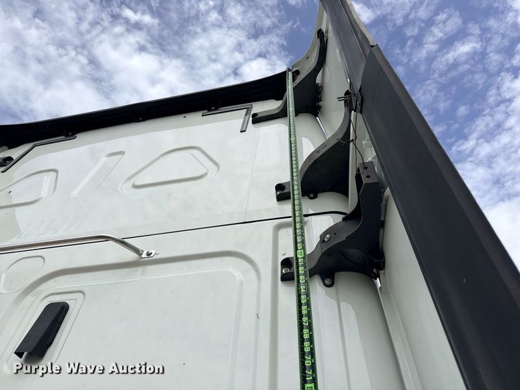 image for item YA2787 2019 Freightliner Cascadia semi truck