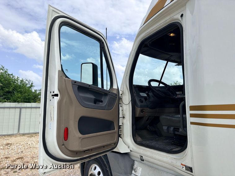 image for item YA2787 2019 Freightliner Cascadia semi truck