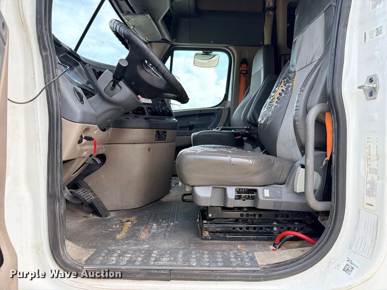 image for item YA2787 2019 Freightliner Cascadia semi truck