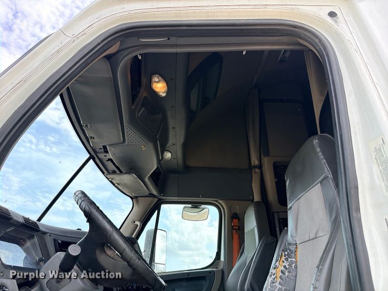 image for item YA2787 2019 Freightliner Cascadia semi truck