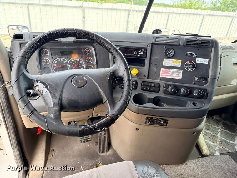 image for item YA2787 2019 Freightliner Cascadia semi truck