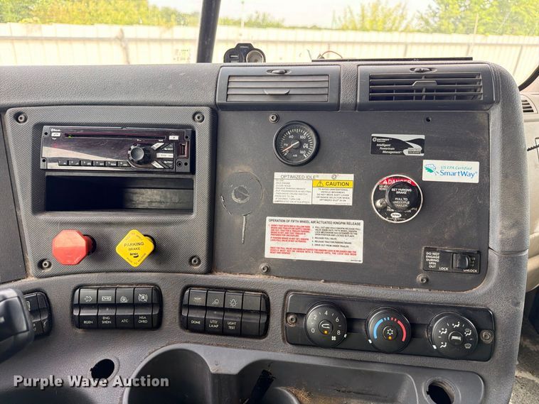 image for item YA2787 2019 Freightliner Cascadia semi truck