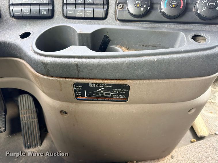 image for item YA2787 2019 Freightliner Cascadia semi truck