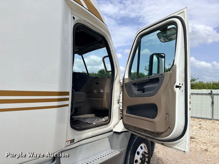 image for item YA2787 2019 Freightliner Cascadia semi truck