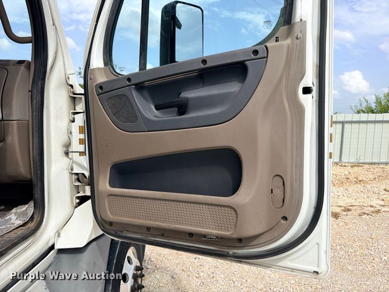 image for item YA2787 2019 Freightliner Cascadia semi truck