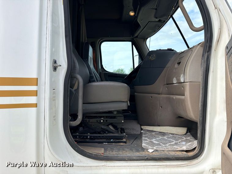 image for item YA2787 2019 Freightliner Cascadia semi truck