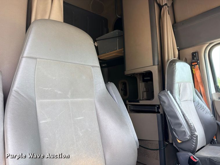 image for item YA2787 2019 Freightliner Cascadia semi truck