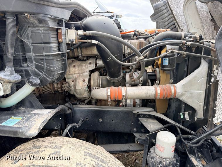 image for item YA2787 2019 Freightliner Cascadia semi truck