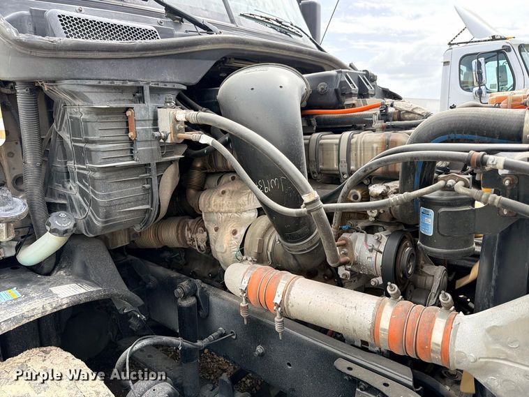 image for item YA2787 2019 Freightliner Cascadia semi truck