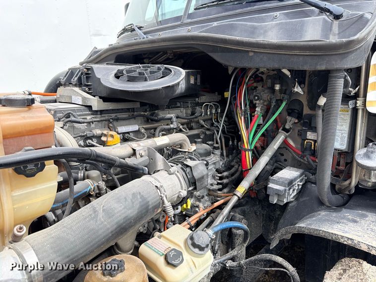 image for item YA2787 2019 Freightliner Cascadia semi truck