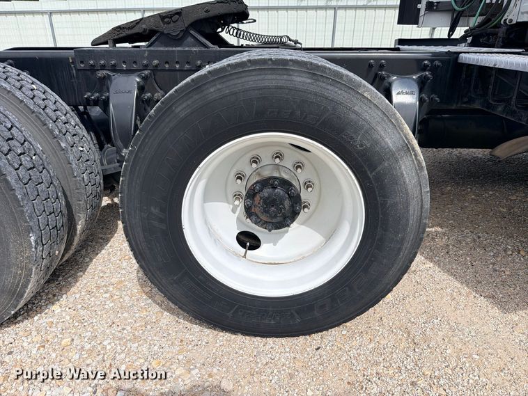 image for item YA2787 2019 Freightliner Cascadia semi truck