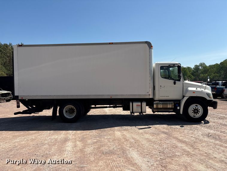 image for item YA3132 2015 Hino 268 box truck