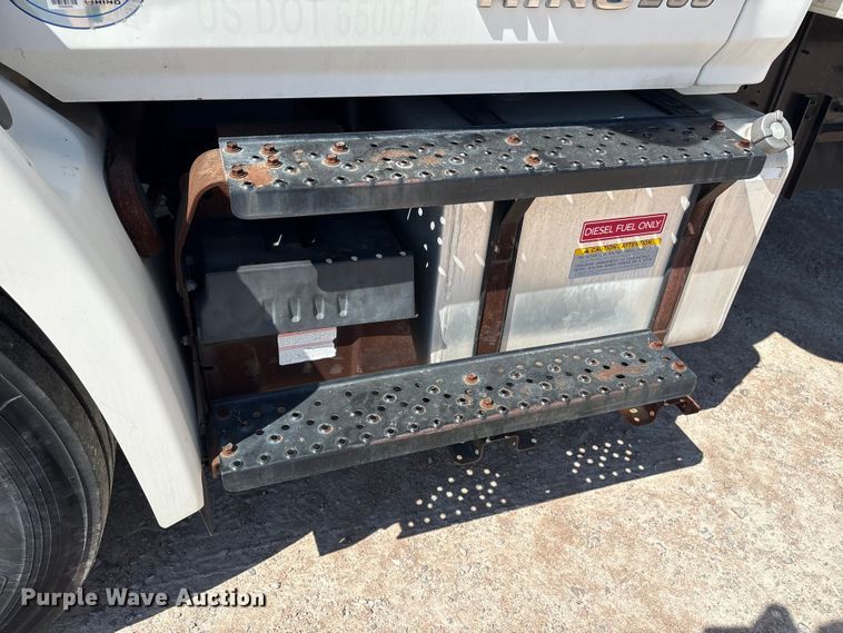 image for item YA3132 2015 Hino 268 box truck