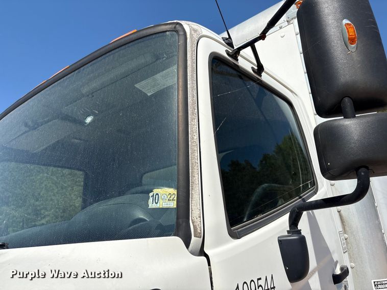 image for item YA3132 2015 Hino 268 box truck