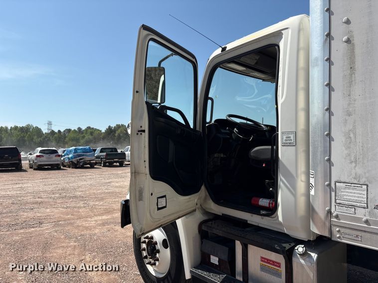image for item YA3132 2015 Hino 268 box truck