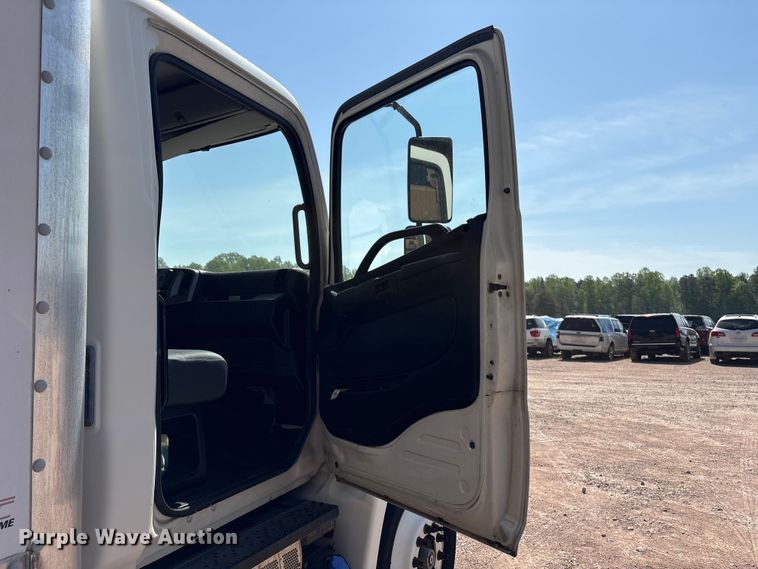 image for item YA3132 2015 Hino 268 box truck