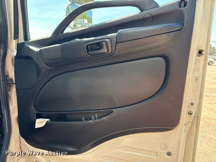 image for item YA3132 2015 Hino 268 box truck