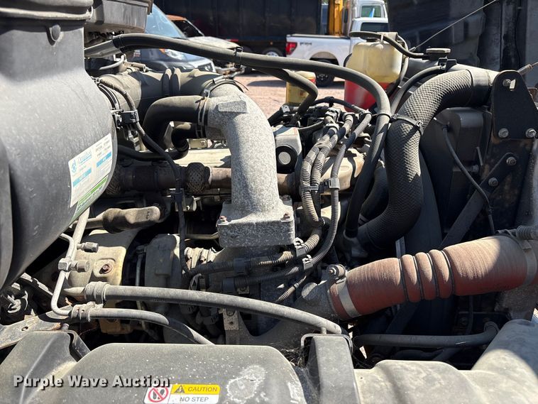 image for item YA3132 2015 Hino 268 box truck