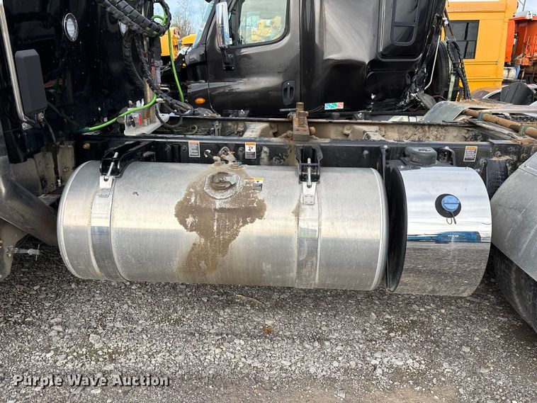 image for item YA3158 2025 Peterbilt 589 semi truck