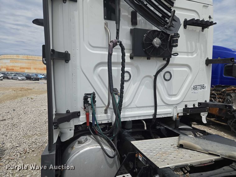 image for item YA3159 2024 Freightliner Cascadia semi truck