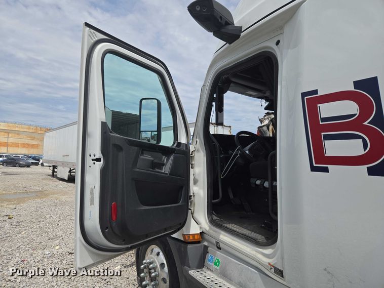 image for item YA3159 2024 Freightliner Cascadia semi truck