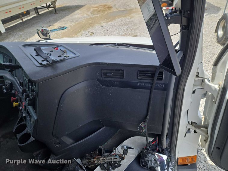 image for item YA3159 2024 Freightliner Cascadia semi truck