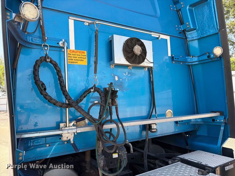 image for item YA3372 2016 Western Star 5700XE semi truck