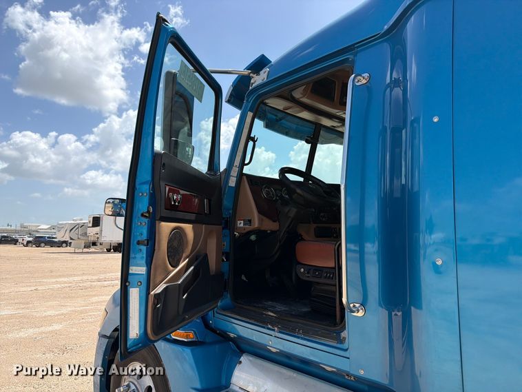 image for item YA3372 2016 Western Star 5700XE semi truck
