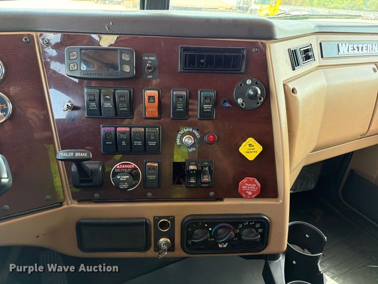 image for item YA3372 2016 Western Star 5700XE semi truck