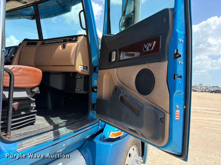 image for item YA3372 2016 Western Star 5700XE semi truck