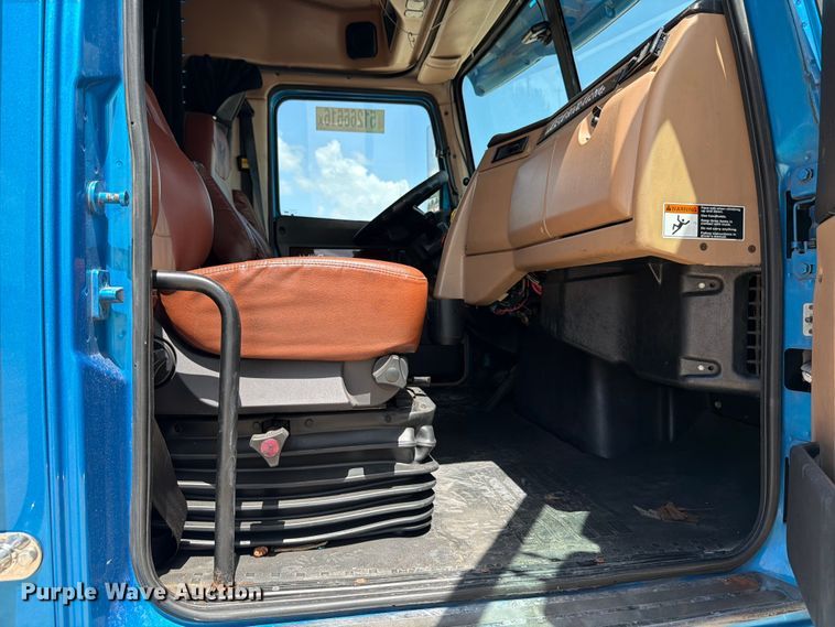 image for item YA3372 2016 Western Star 5700XE semi truck