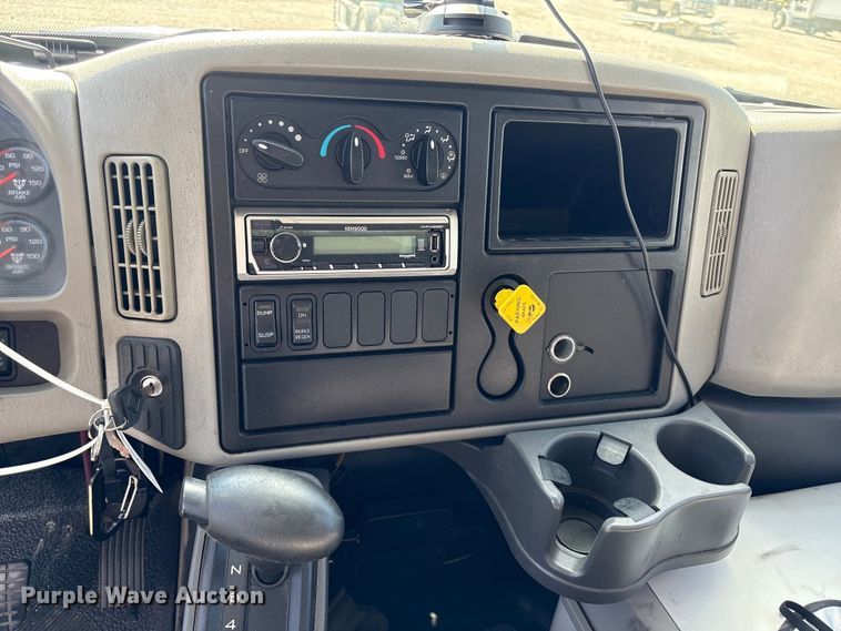 image for item YA3412 2019 International 4300 box truck