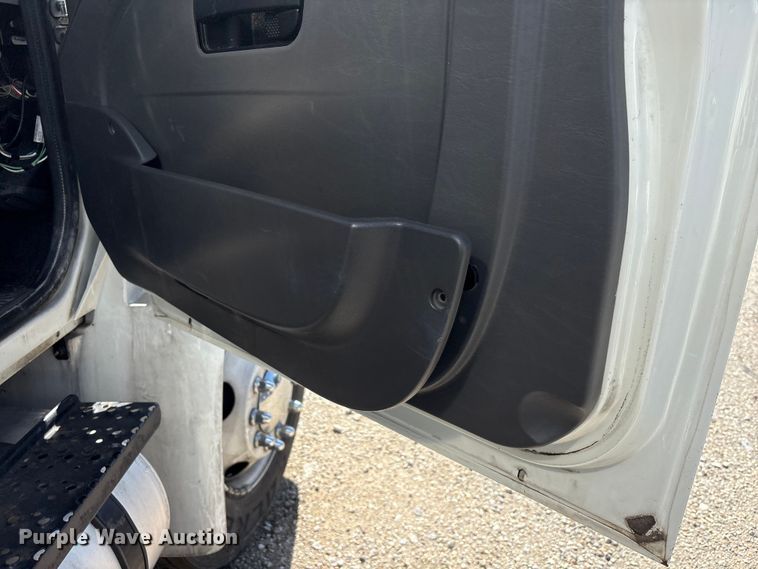 image for item YA3412 2019 International 4300 box truck